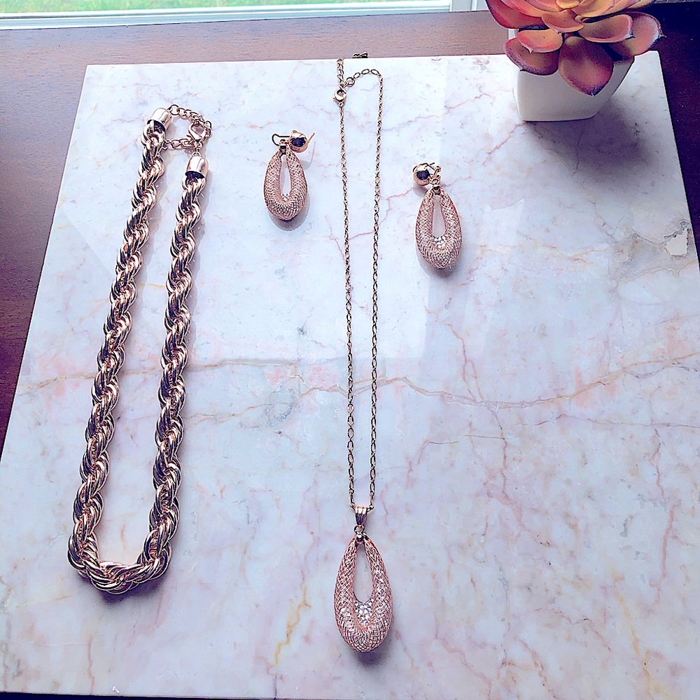 Rose colored rope & pendant necklace w/ earrings.